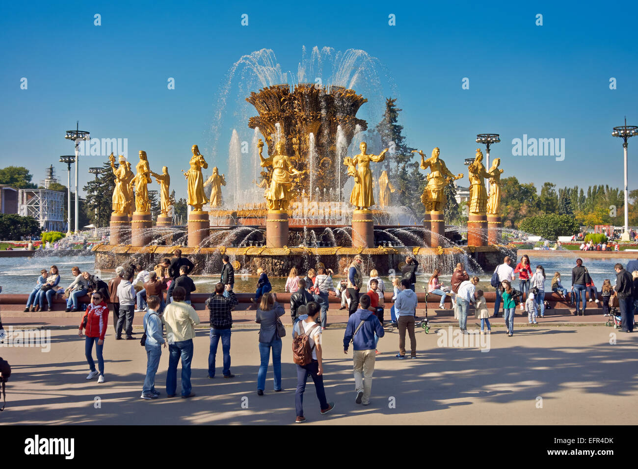 I turisti all'amicizia del popolo Fontana al All-Russia Exhibition Centre (VDNKh). Mosca, Russia. Foto Stock