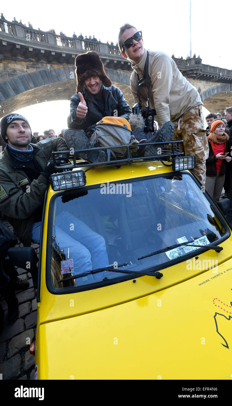 Una folla di persone è venuto a parte con due giallo Trabant vetture con cui un gruppo di globetrotters è in partenza per un viaggio in Australia e area del Pacifico, un altro nella loro serie di spedizioni, a Praga, Repubblica Ceca, 7 febbraio 2015. Il Czech-Slovak-polacco del gruppo guidato da Dan Priban, recentemente incluso due ruote-presieduto i deputati, è programmata la partenza verso la fine di marzo. Come nei casi precedenti, il viaggiatore potrà riprendere un lungo documentario di film e serie TV durante il loro soggiorno in Australia e Pacifico. Durante i quattro mesi di spedizione il gruppo prevede di coprire più di 20.000 chilometri. ( Foto Stock