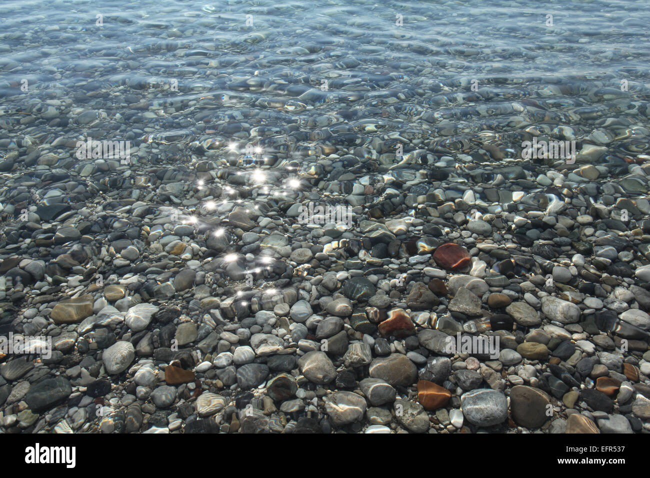 La ghiaia presso il fondo del mare vicino alla costa. Foto Stock