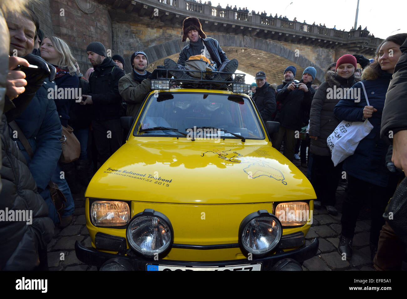 Una folla di persone è venuto a parte con due giallo Trabant vetture con cui un gruppo di globetrotters è in partenza per un viaggio in Australia e area del Pacifico, un altro nella loro serie di spedizioni, a Praga, Repubblica Ceca, 7 febbraio 2015. Il Czech-Slovak-polacco del gruppo guidato da Dan Priban, recentemente incluso due ruote-presieduto i deputati, è programmata la partenza verso la fine di marzo. Come nei casi precedenti, il viaggiatore potrà riprendere un lungo documentario di film e serie TV durante il loro soggiorno in Australia e Pacifico. Durante i quattro mesi di spedizione il gruppo prevede di coprire più di 20.000 chilometri. ( Foto Stock