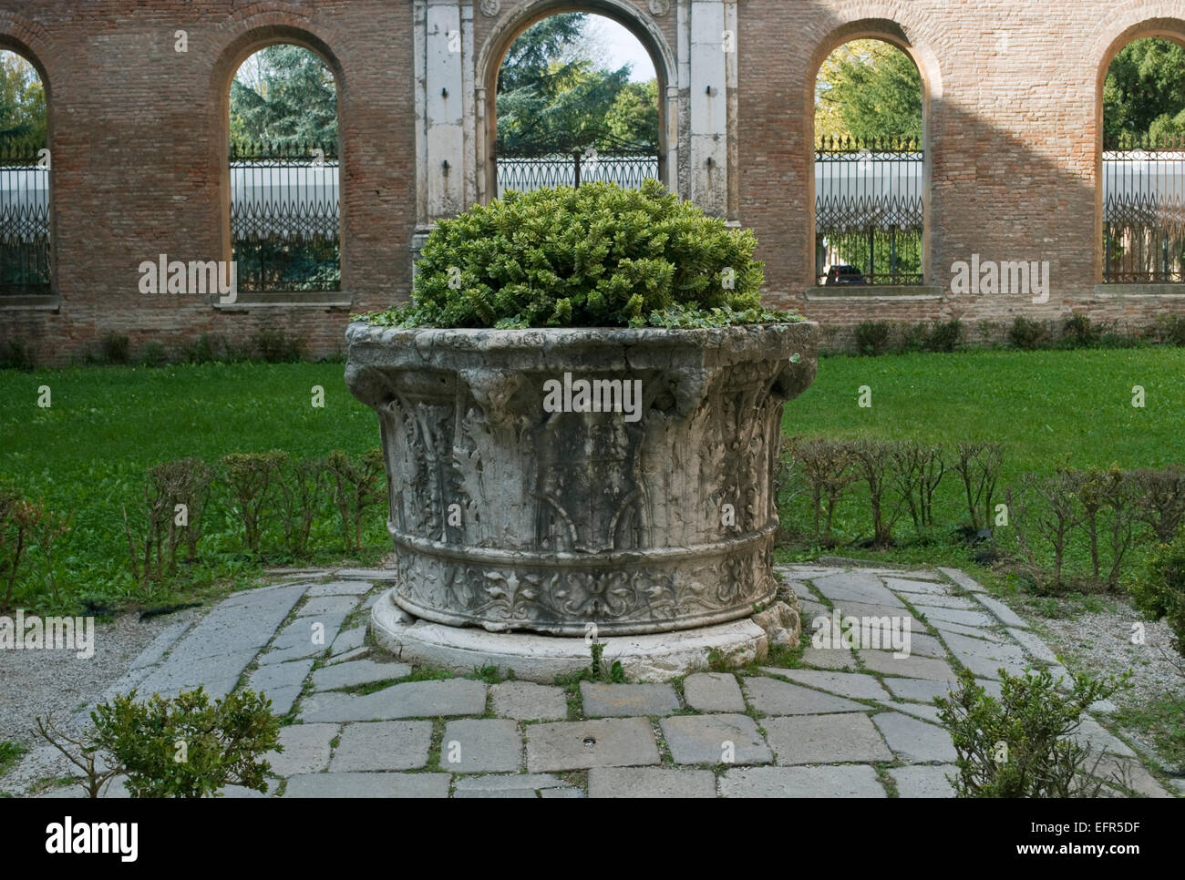 Antico Pozzo nel cortile del Palazzo dei Diamanti (Palazzo dei Diamanti) Galleria d'arte, Ferrara, Italia Foto Stock