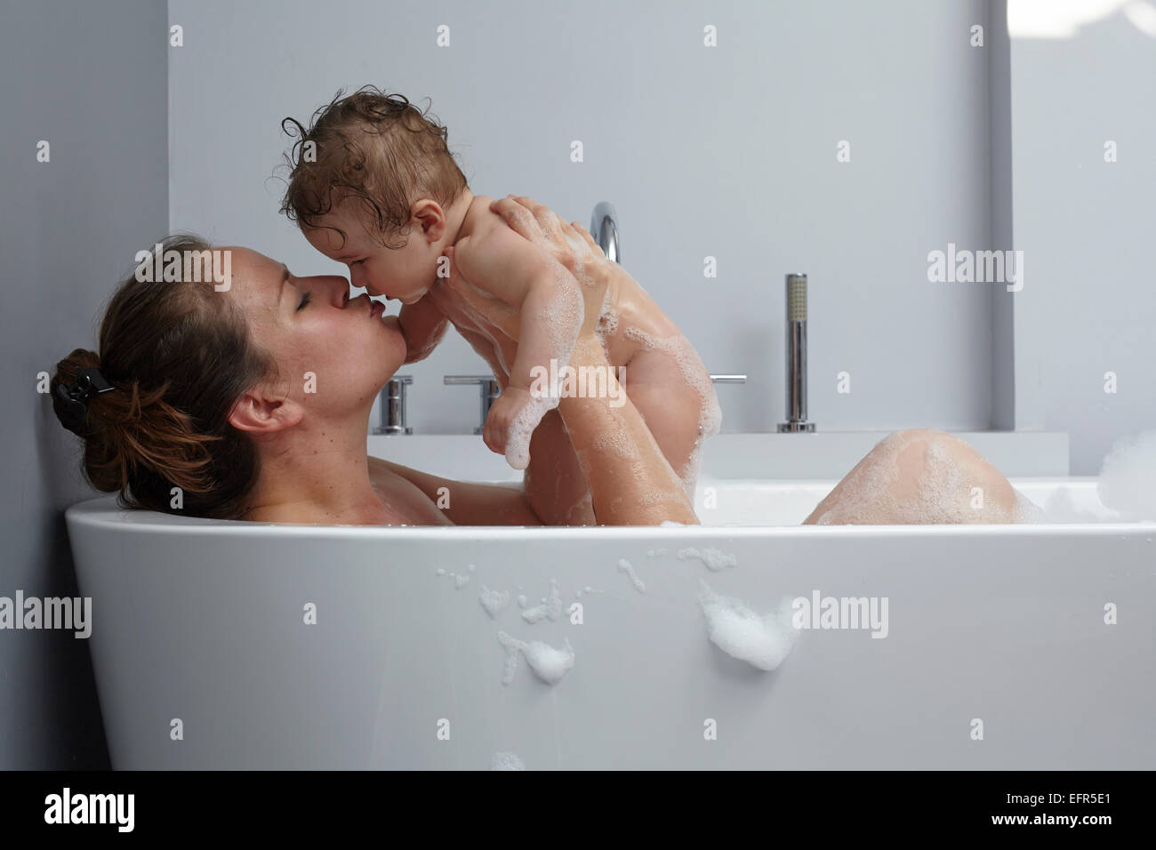 La madre e il bambino ragazza nella vasca da bagno Foto Stock