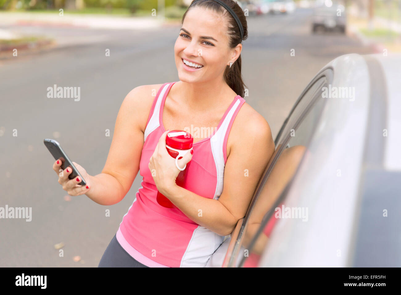 Runner utilizza lo smartphone Foto Stock