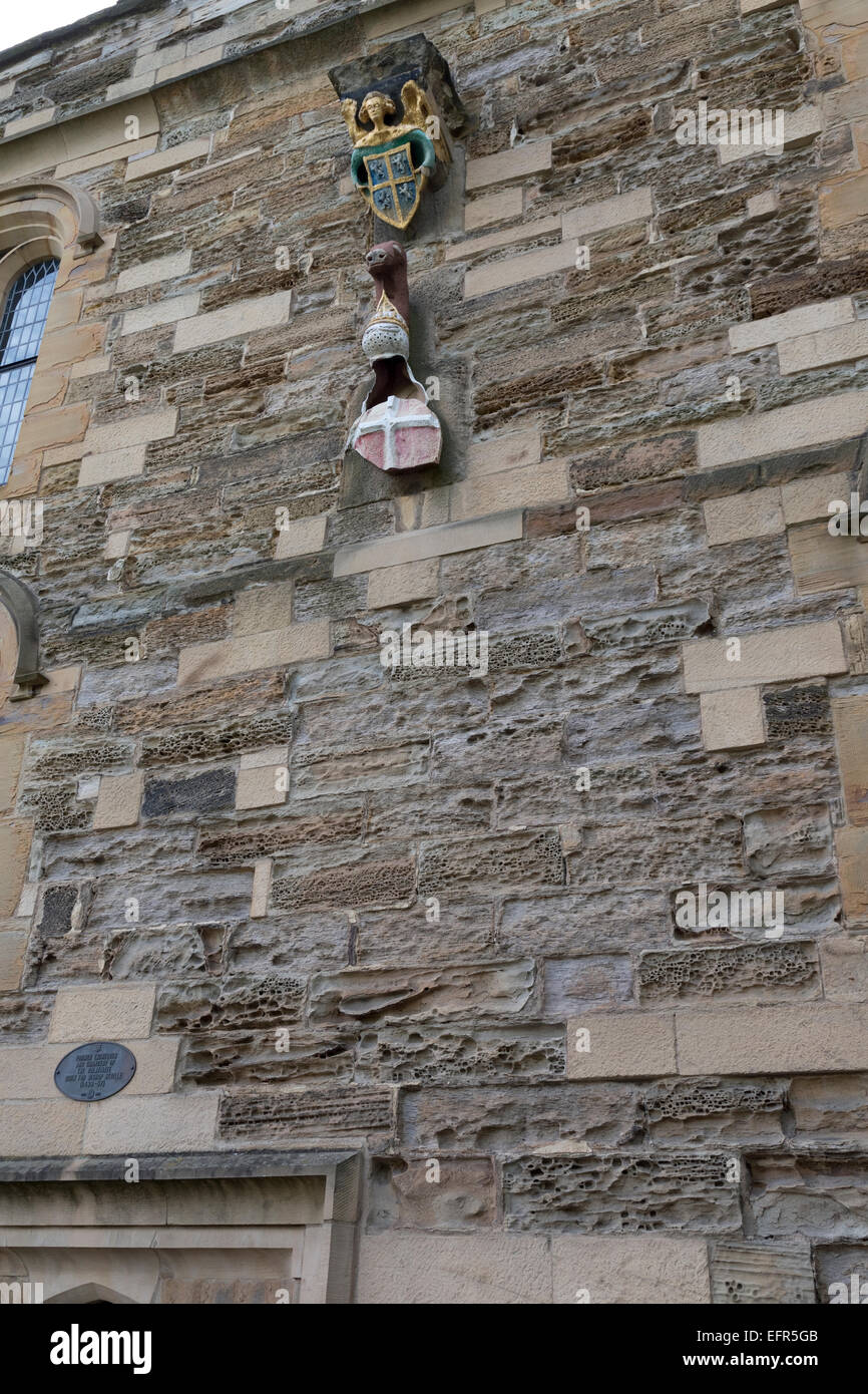 Weathered pietra sul vecchio edificio Chancery Durham Cathedral Regno Unito Foto Stock