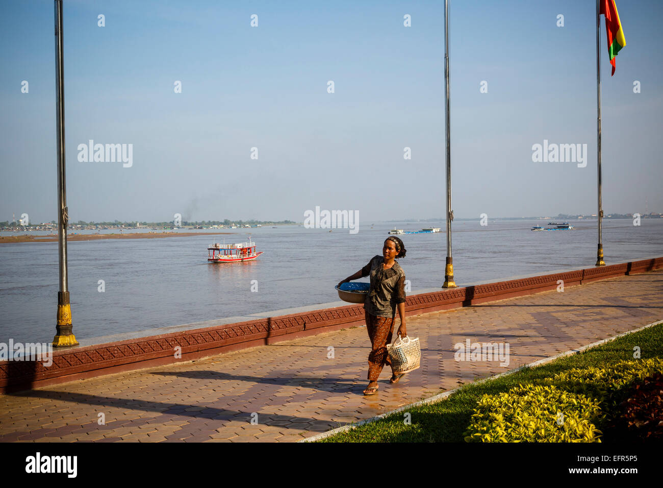 Donna che cammina lungo il Riverfront Promenade, Phnom Penh Cambogia. Foto Stock