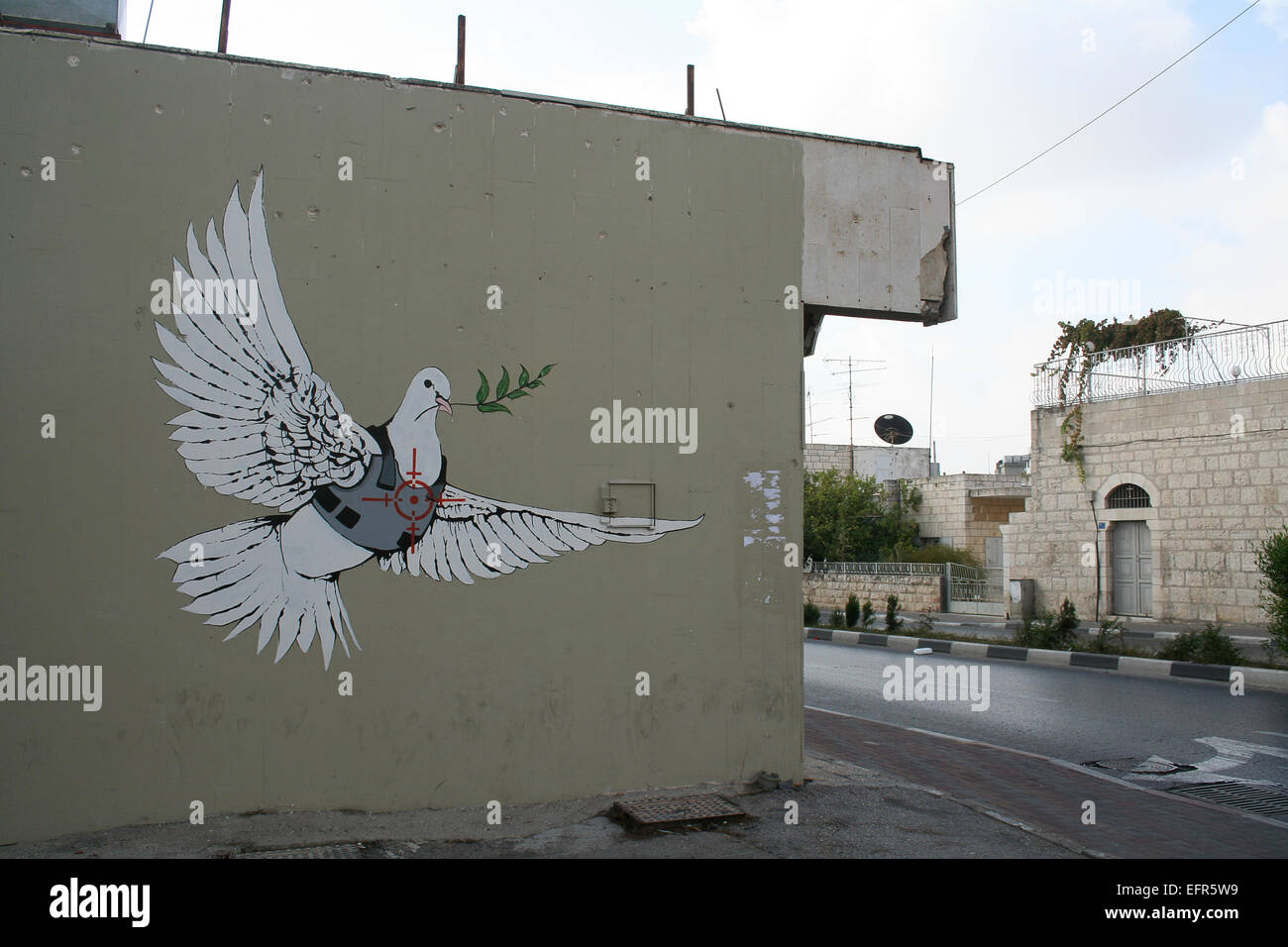 Artisti di graffiti commentare le prospettive per la pace a Betlemme Foto Stock