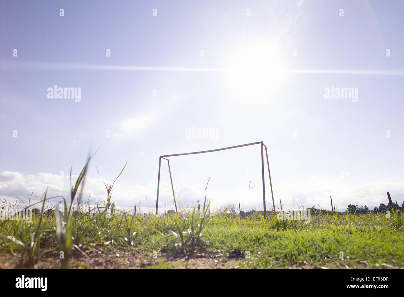 Basso angolo di visione del calcio goalpost su terreni accidentati, Buenos Aires, Argentina Foto Stock