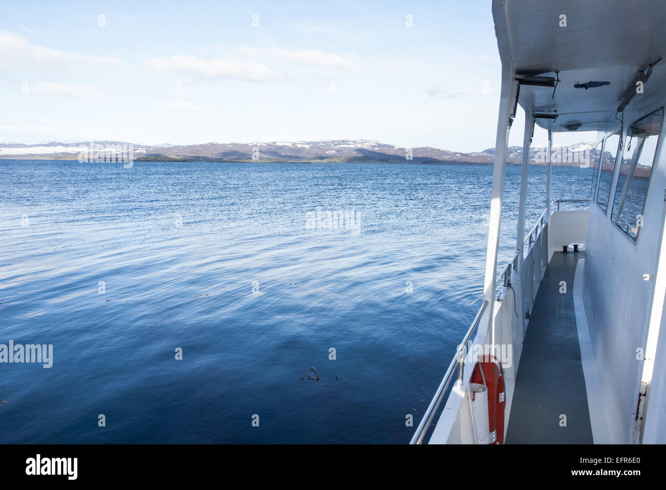 Vista laterale della barca a vela verso la costa, Ushuaia, Tierra del Fuego, Argentina Foto Stock