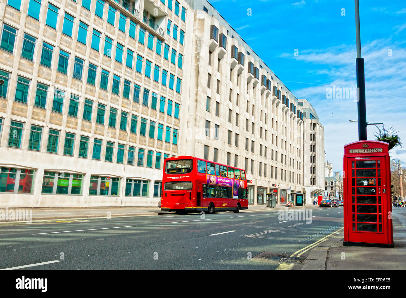 London, Regno Unito - 14 Aprile 2013: British icone telefono rosso booth e bus rosso lungo il Victoria Street, Westminster, London. Foto Stock