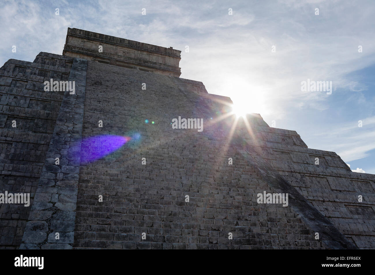 Angolo basso dettaglio del tempio di luce solare, Chicken Itza, Yucatan, Messico Foto Stock