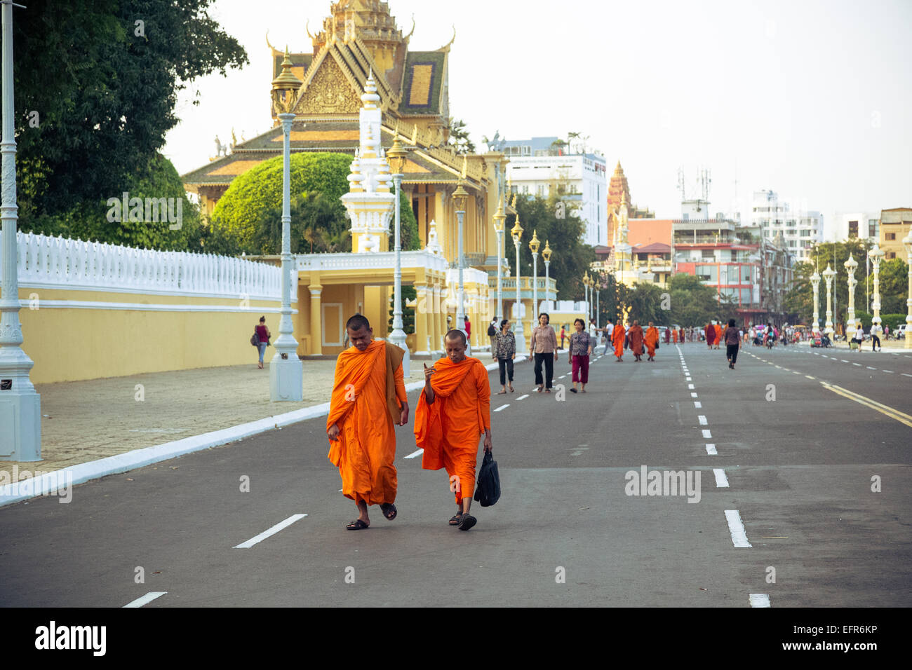 I monaci buddisti di fronte al Palazzo Reale di Phnom Penh Cambogia. Foto Stock