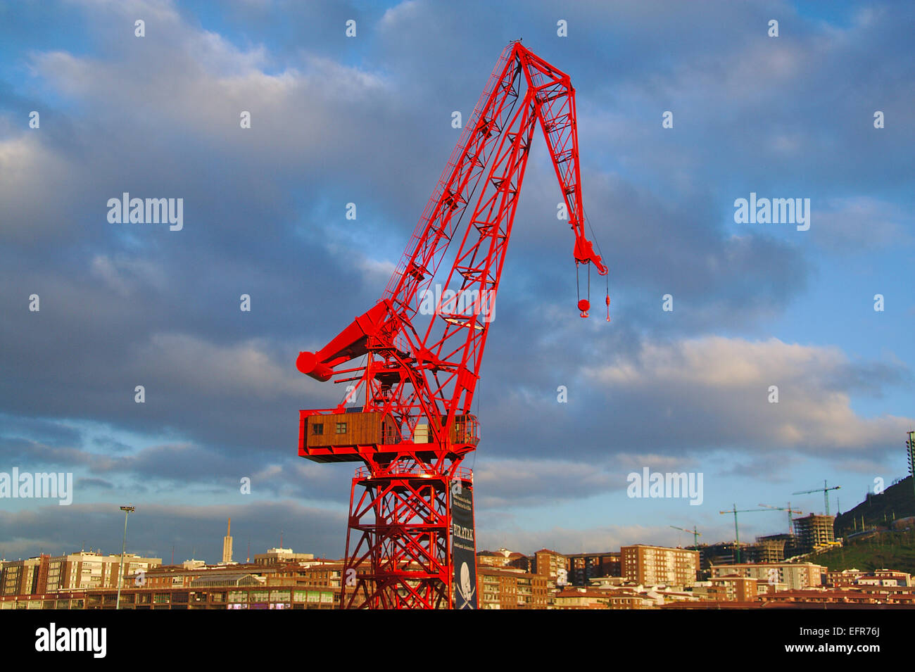 Vista frontale della gru rossa, Carola, a Bilbao, Paese Basco, Spagna Foto Stock