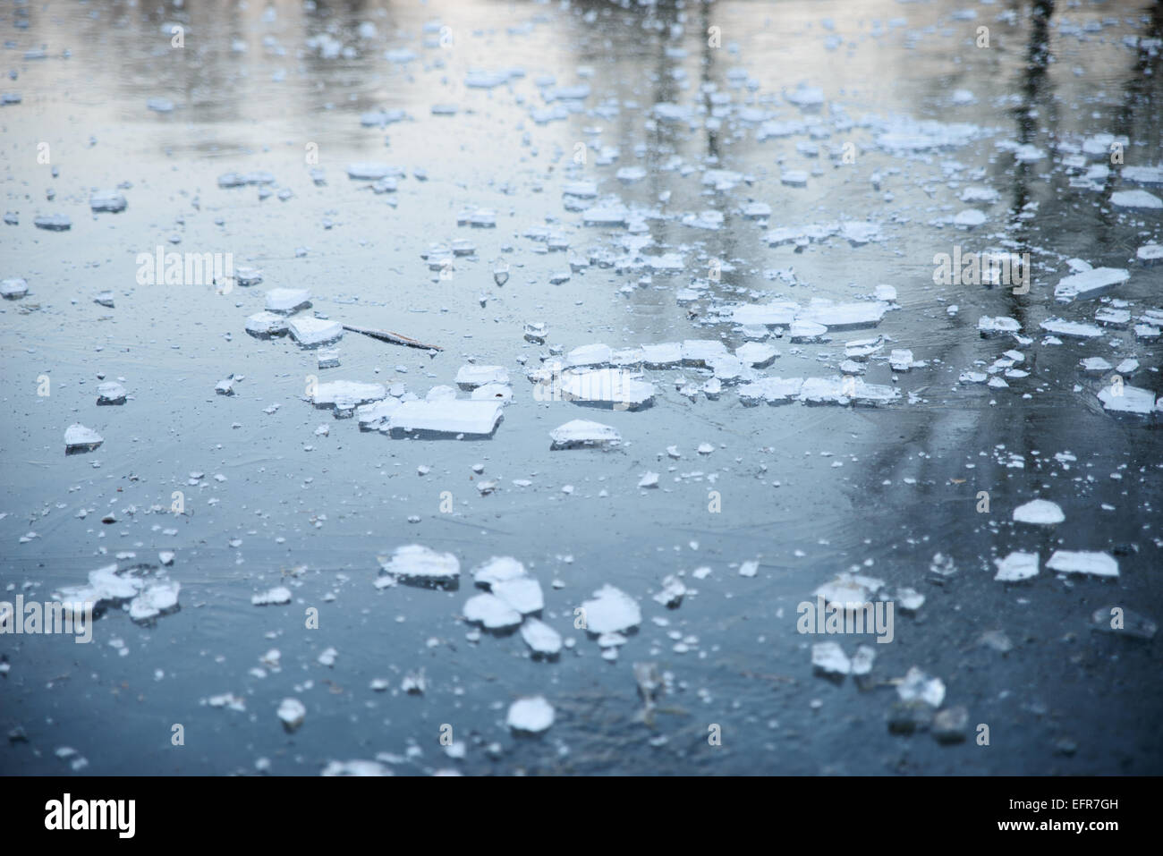 Immagine di stock di un lago ghiacciato con camera per spazio di copia Foto Stock