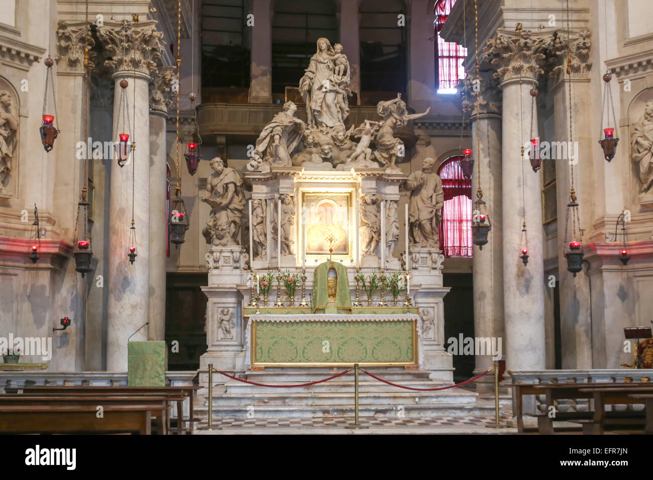 L'altare della chiesa di Santa Maria della Salute, a Venezia, Italia. Foto Stock