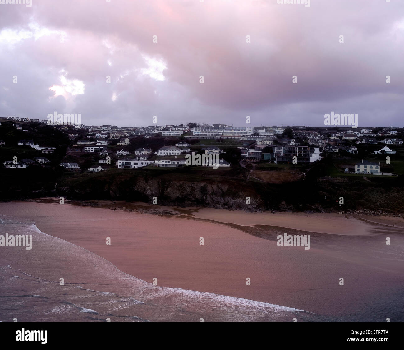 Mawgan Porth su un burrascoso giornata invernale in Cornovaglia, UK. Foto Stock