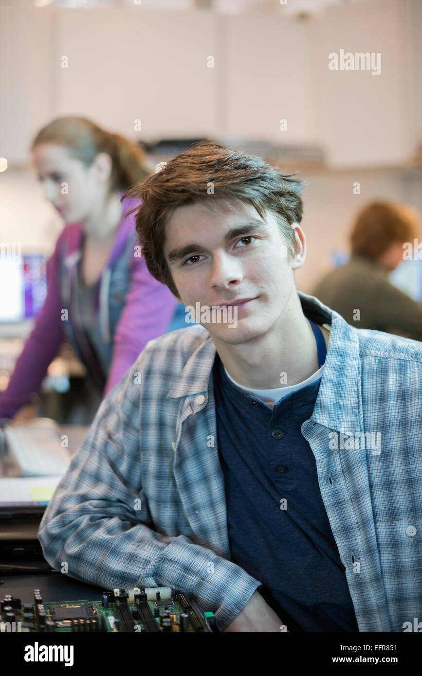 Due persone in un computer repair shop. I tecnici, i giovani al lavoro per riparare il computer. Foto Stock