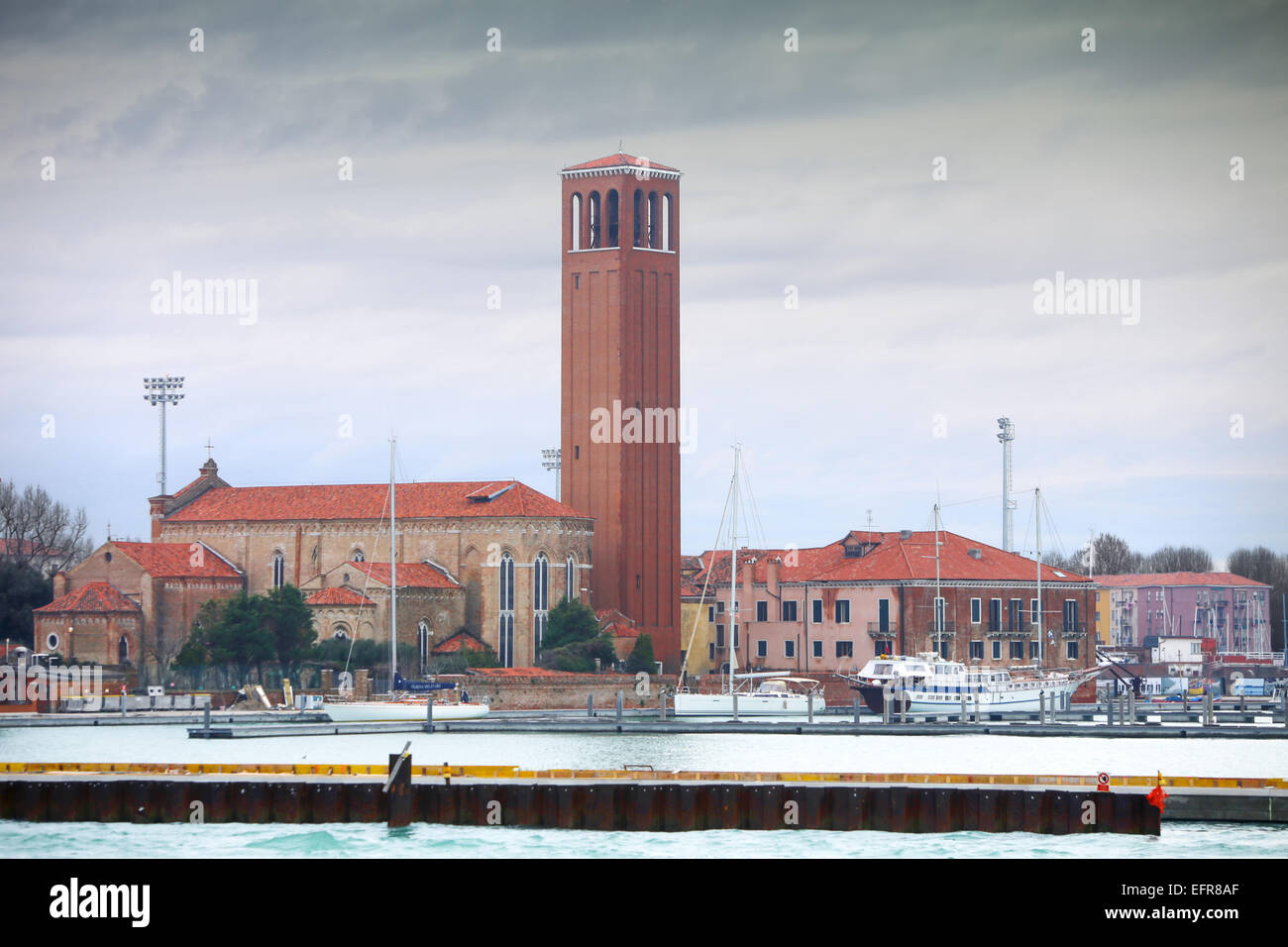 Una veduta della chiesa di Sant'Elena con il suo monastero e la torre campanaria sul isola di Sant'Elena a Venezia, Italia. Foto Stock