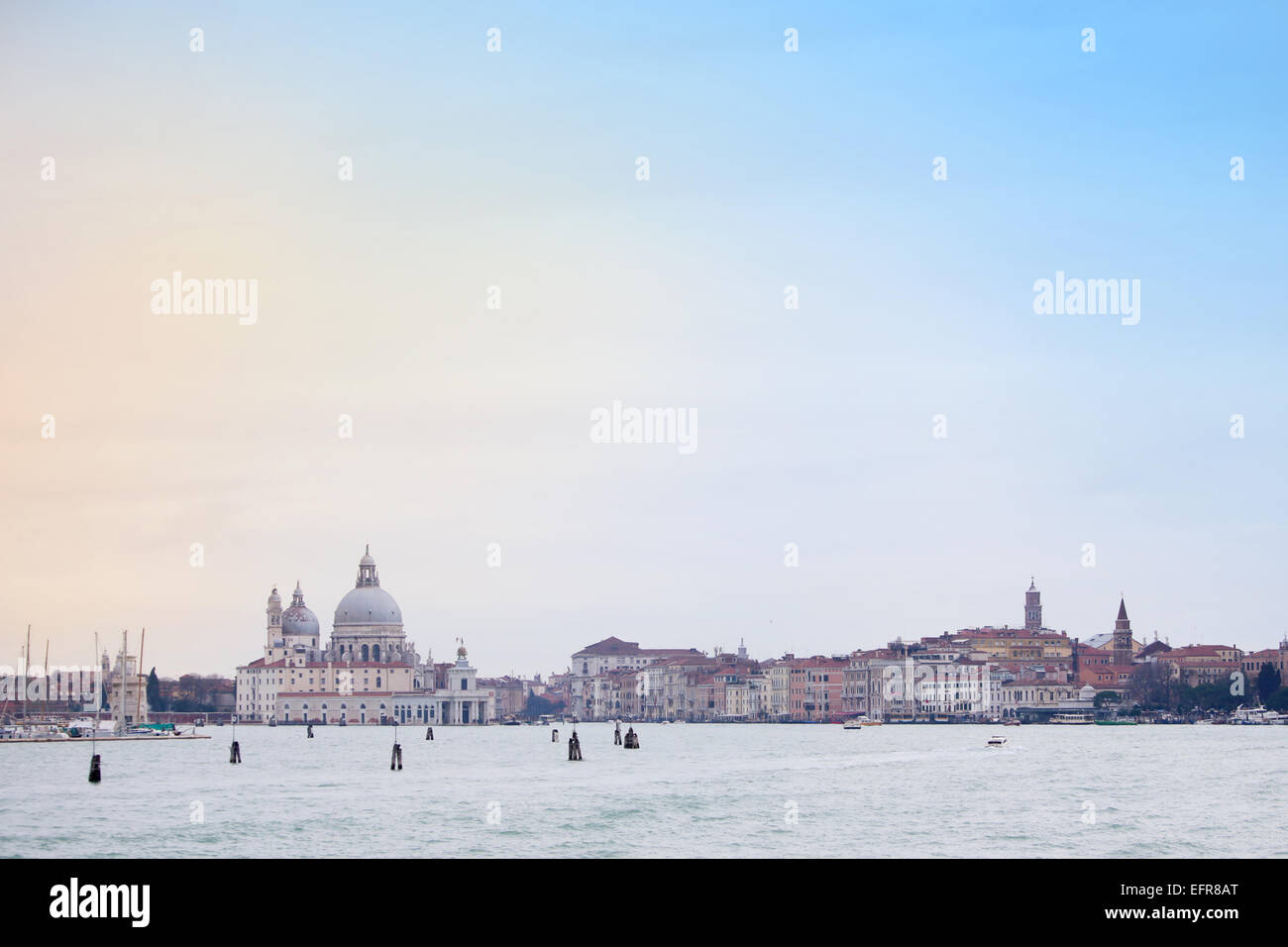 Una vista panoramica della costa con la chiesa di Santa Maria della Salute, a Venezia, Italia. Foto Stock