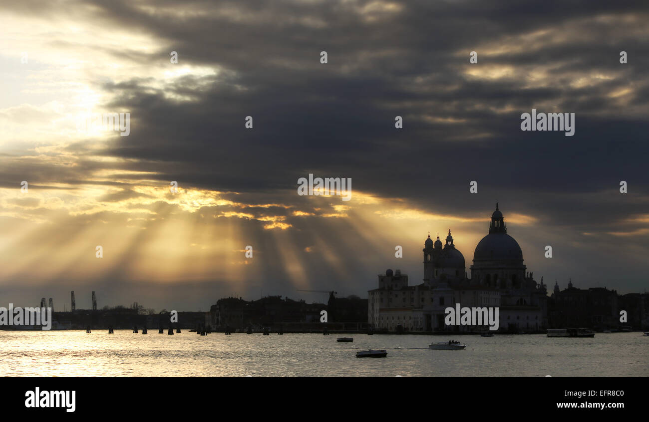 Una vista della cloudscape sopra la chiesa di Santa Maria della Salute, al tramonto a Venezia,l'Italia. Foto Stock