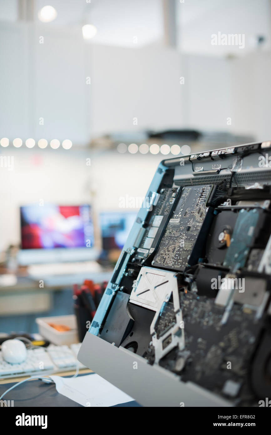 La riparazione di un computer Shop. Schede a circuito stampato e le parti del computer. Foto Stock