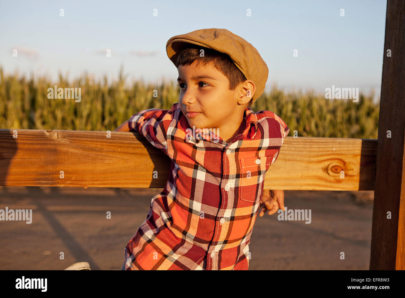 Ritratto di ragazzo di tenere su recinzione di legno Foto Stock