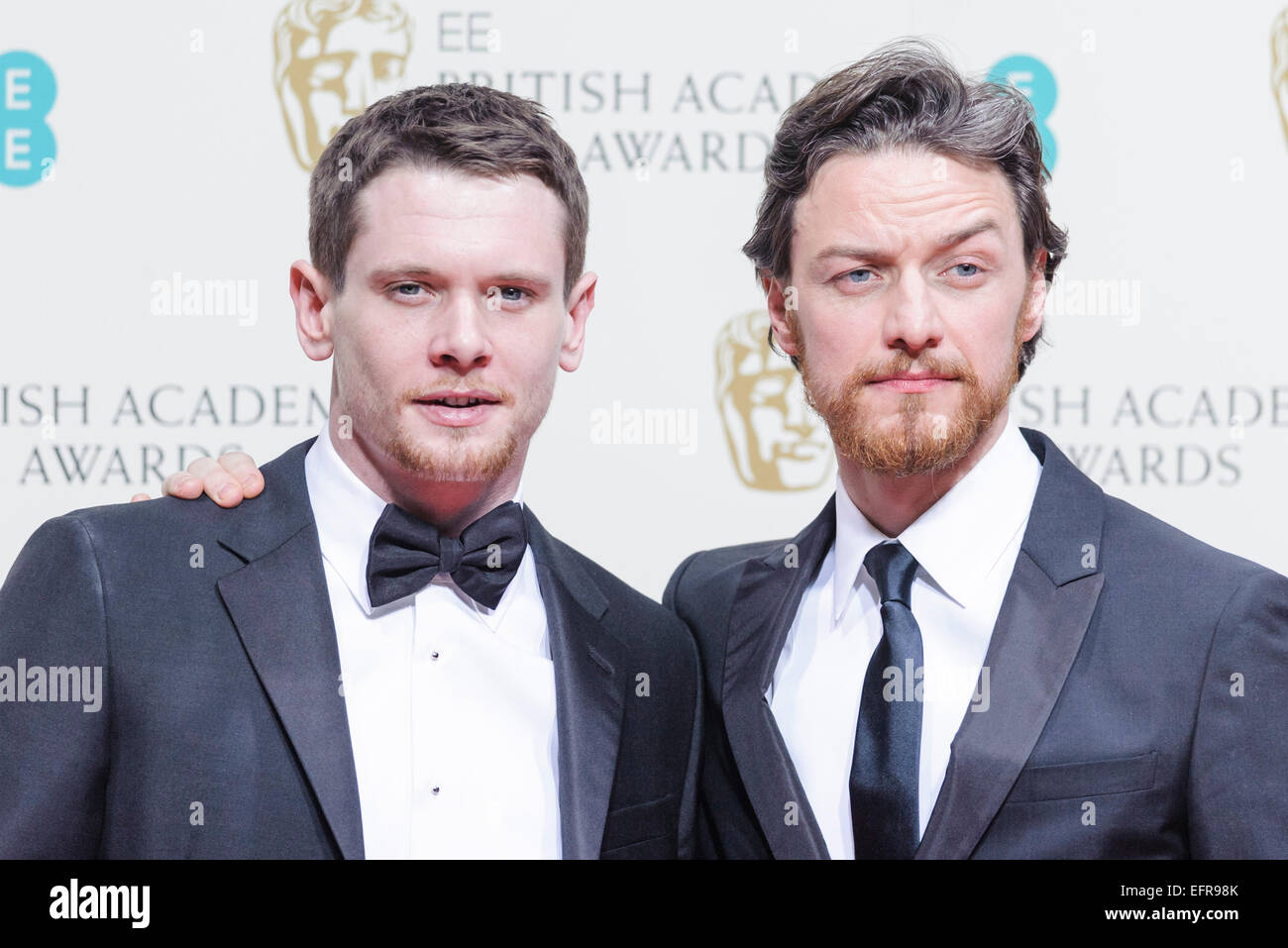 Londra, Regno Unito. Il giorno 08 Febbraio, 2015. James McEvoy con Jack O'Connell backstage dopo aver vinto l'EE rising star al EE BRITISH ACADEMY FILM AWARDS su 08/02/2015 at Royal Opera House, Londra. Credito: Julie Edwards/Alamy Live News Foto Stock