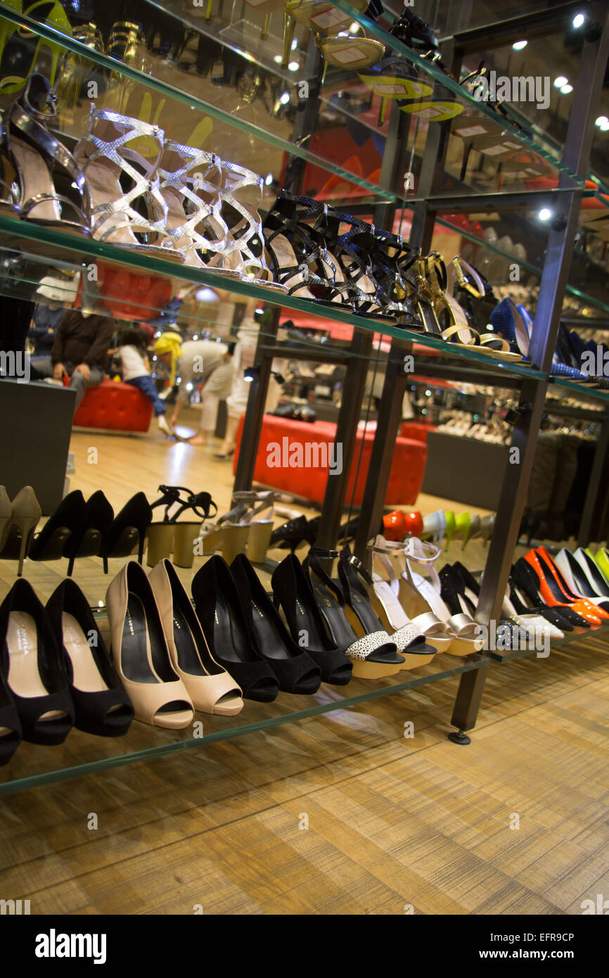 Negozio di scarpe nel centro commerciale di Dubai Foto stock - Alamy