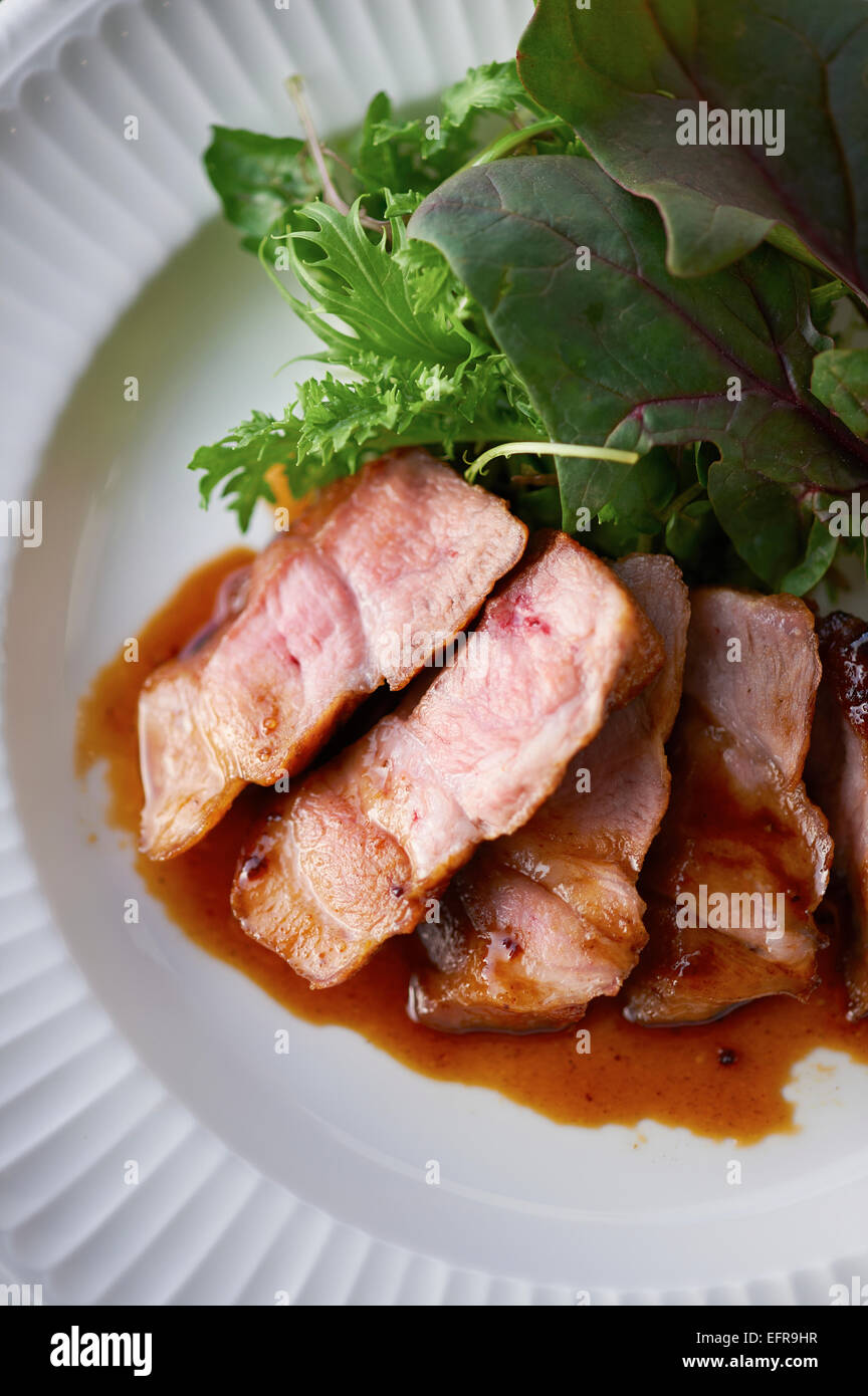 In prossimità della piastra con la carne tagliata a fettine e lattuga guarnire Foto Stock