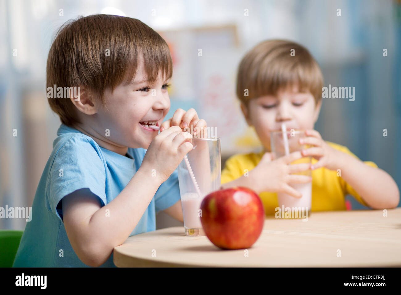 I bambini a bere il latte a casa Foto Stock