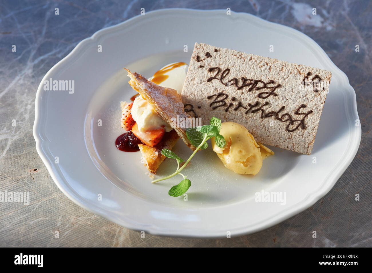 Compleanno piatto da dessert con gelato e frutta a fette e la pasticceria Foto Stock