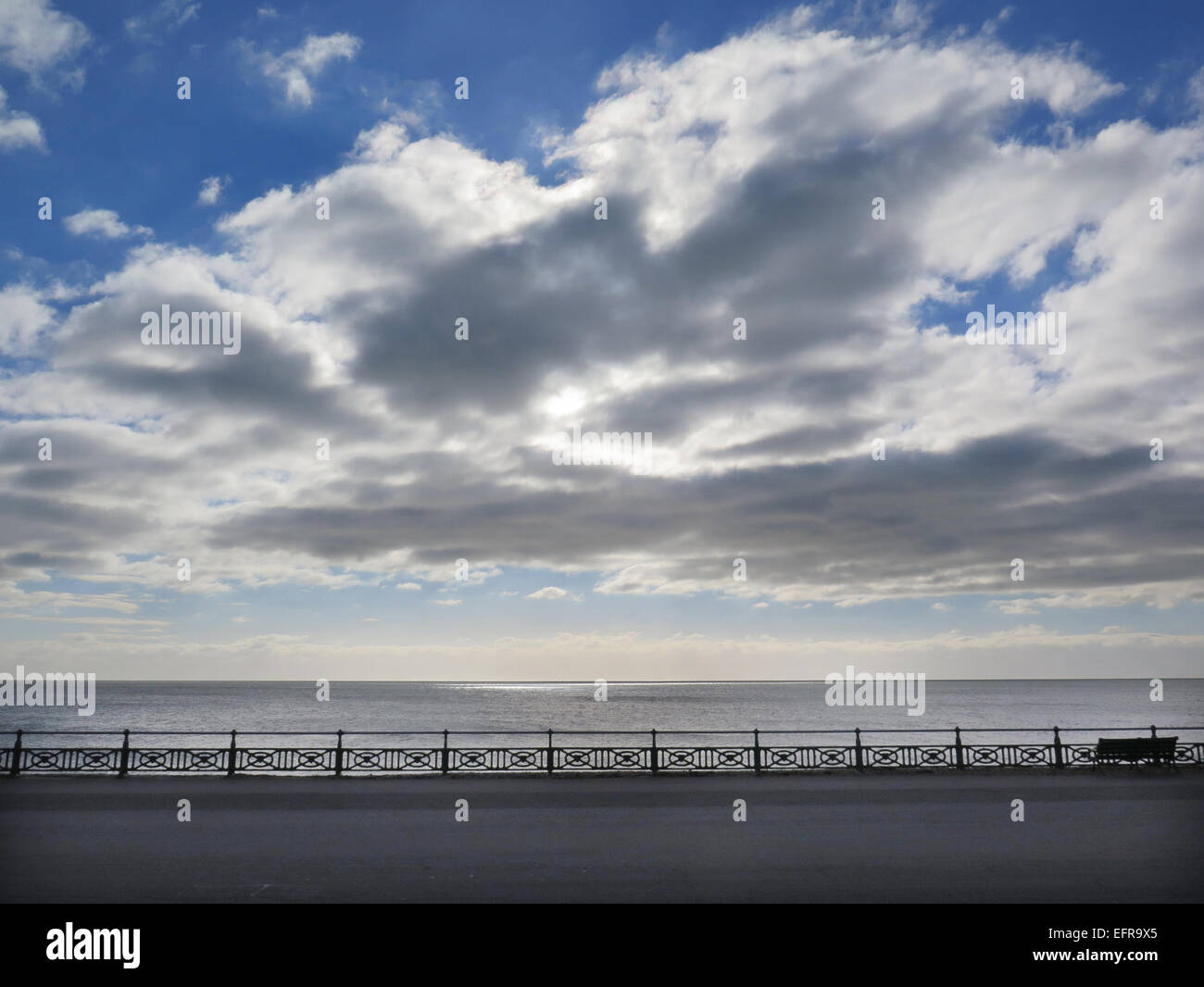 Cumulus nubi raccogliere sul lungomare su prati di Hove passeggiata nella città di Brighton e Hove. Foto Stock