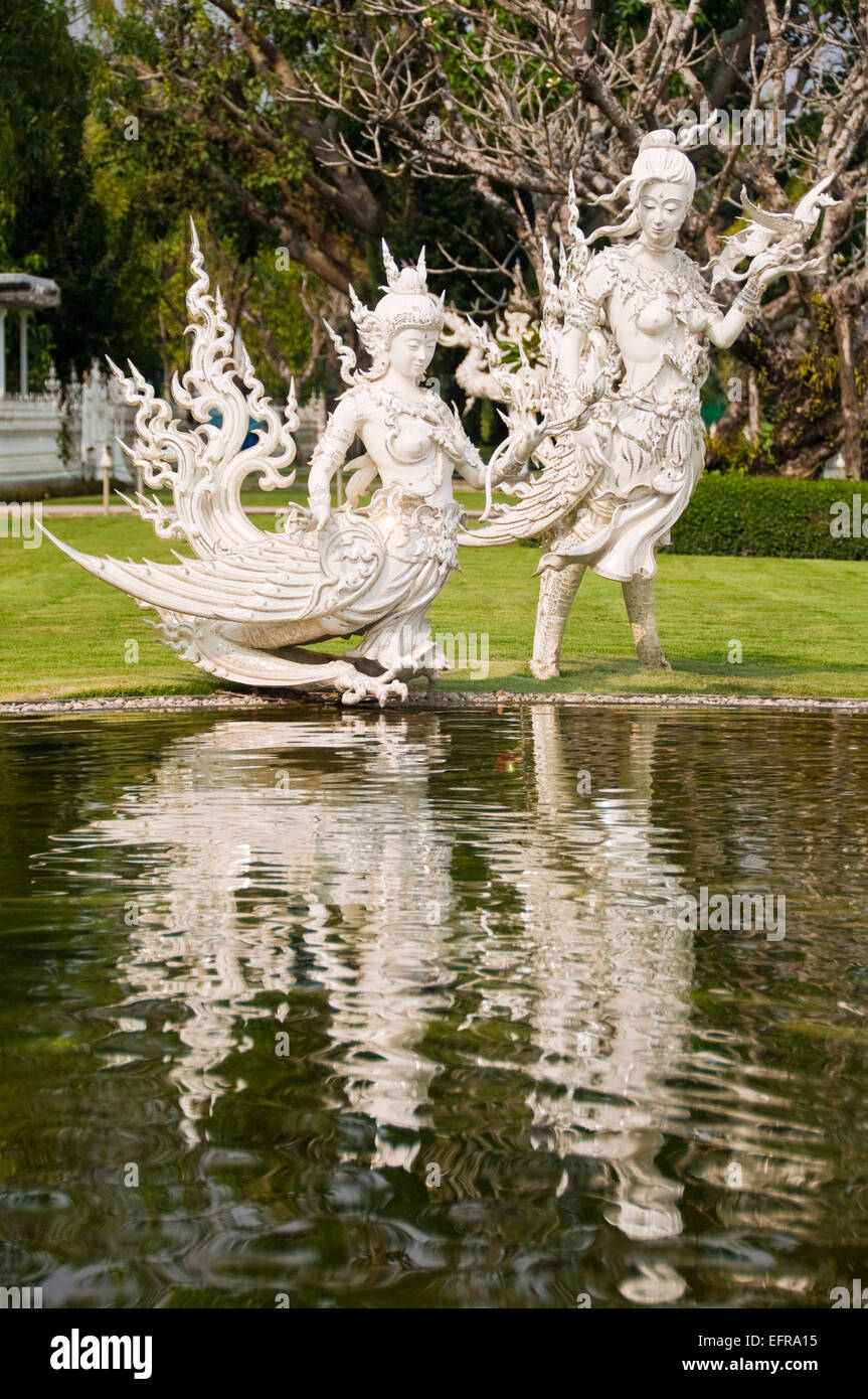 Vista verticale bianca di statue di marmo a Wat Rong Khun, il tempio di bianco, in Chiang Rai. Foto Stock