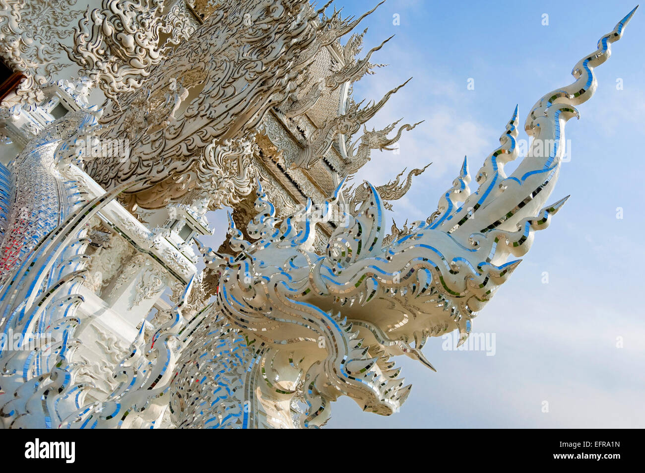 Chiudere orizzontale di decorazione speculare al Wat Rong Khun, il tempio di bianco, in Chiang Rai. Foto Stock