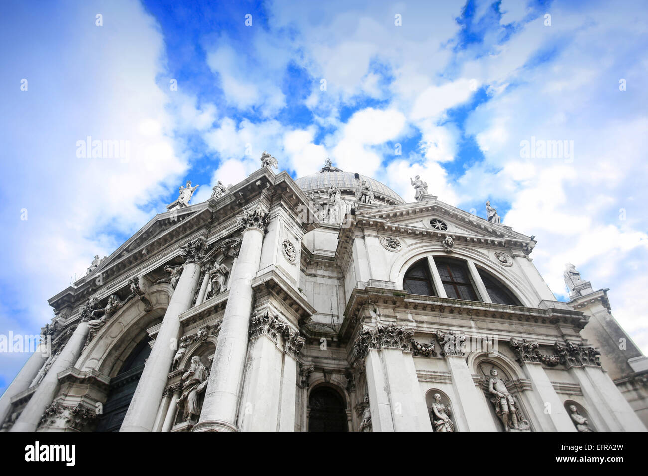Un basso angolo di visione della chiesa di Santa Maria della Salute, a Venezia, Italia. Foto Stock