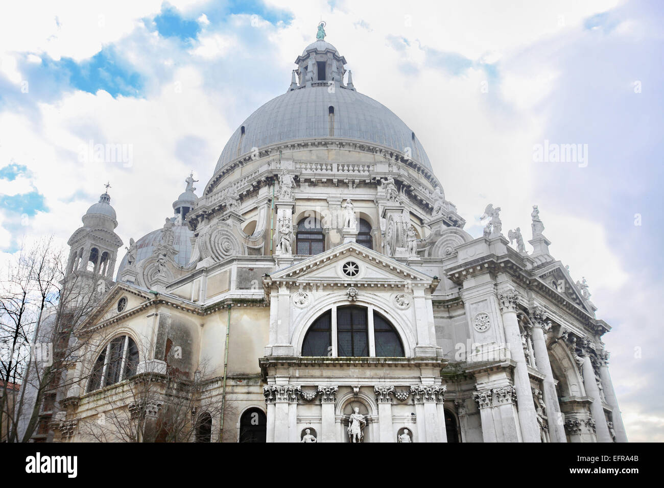 Un basso angolo di visione della chiesa di Santa Maria della Salute, a Venezia, Italia. Foto Stock