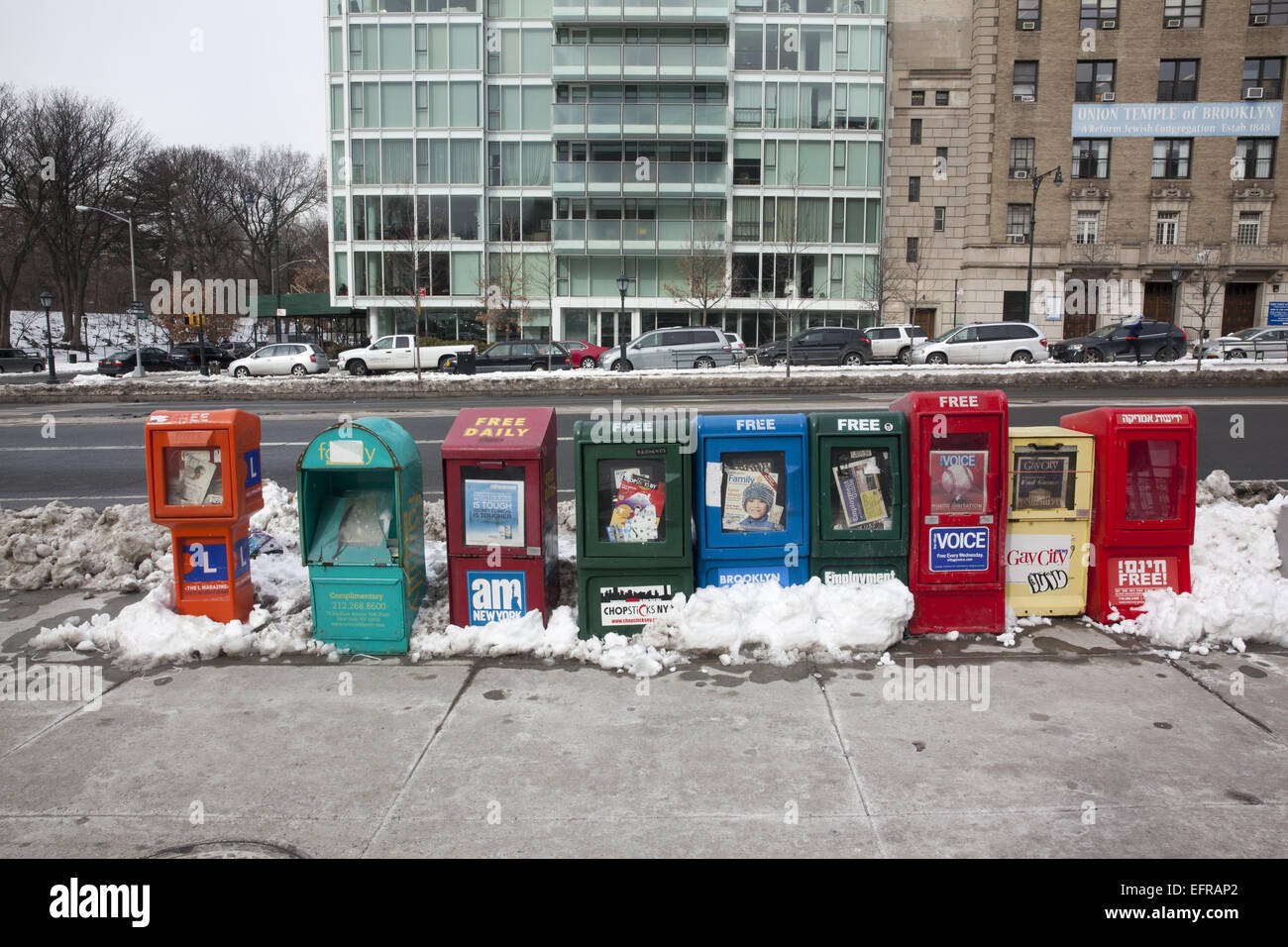 Dispenser per vari giornali gratuiti al di fuori dei principali Brooklyn Public Library sulla Eastern Parkway a Brooklyn, New York. Foto Stock
