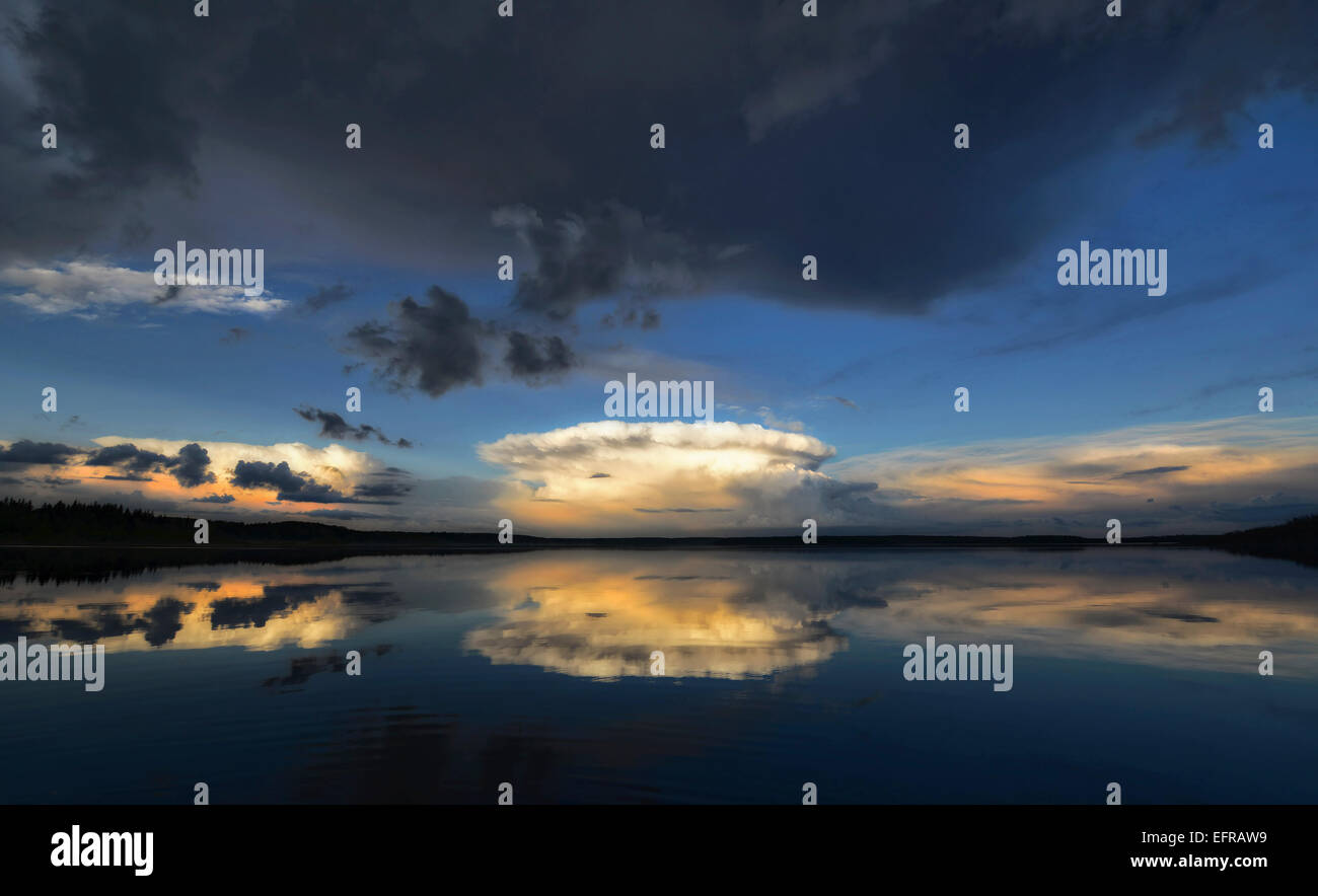 Nuvole riflettono nelle tranquille acque del lago Kenosee. Foto Stock