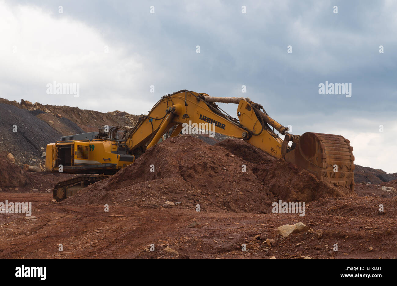 Una tempesta infusi più abbandonato del macchinario minerario a un africano miniera di rame. Foto Stock
