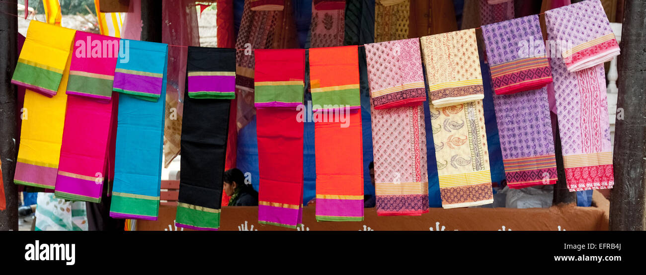 Tessuti colorati e scialli in un mercato in stallo Foto Stock