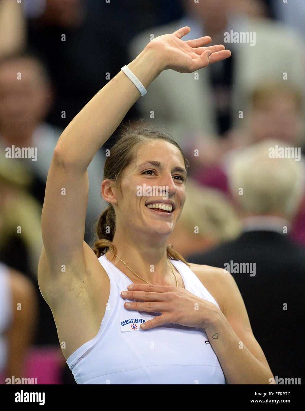 Stuttgart, Germania. 07 feb 2015. La Germania Andrea Petkovic celebra la sua vittoria contro Gajdosova presso il Tennis Fed Cup quarti di finale match tra Germania e Australia a Stoccarda, Germania, 07 febbraio 2015. Foto: BERND WEISSBROD/dpa/Alamy Live News Foto Stock