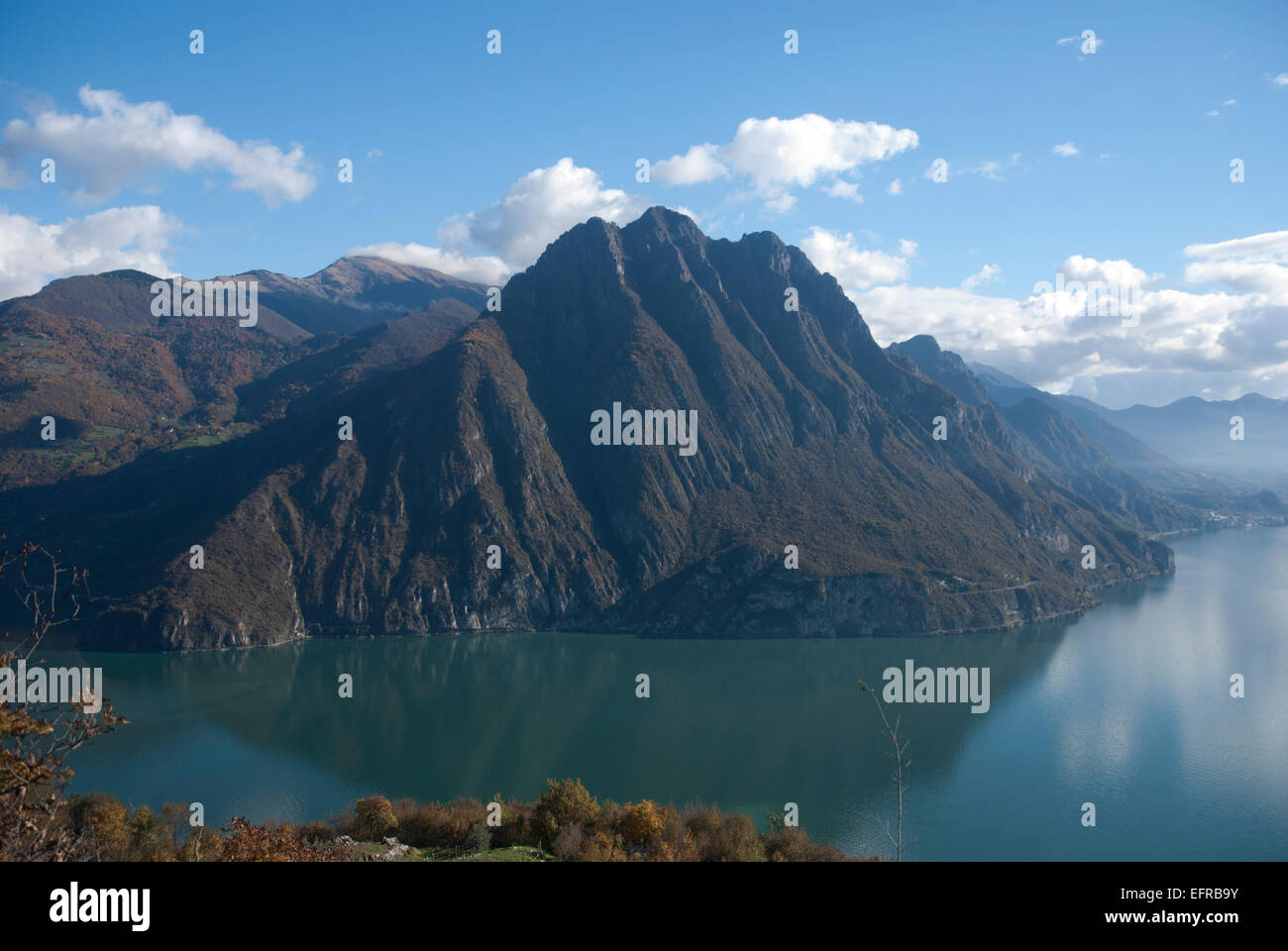 La gamma della montagna al lago d'Iseo Foto Stock