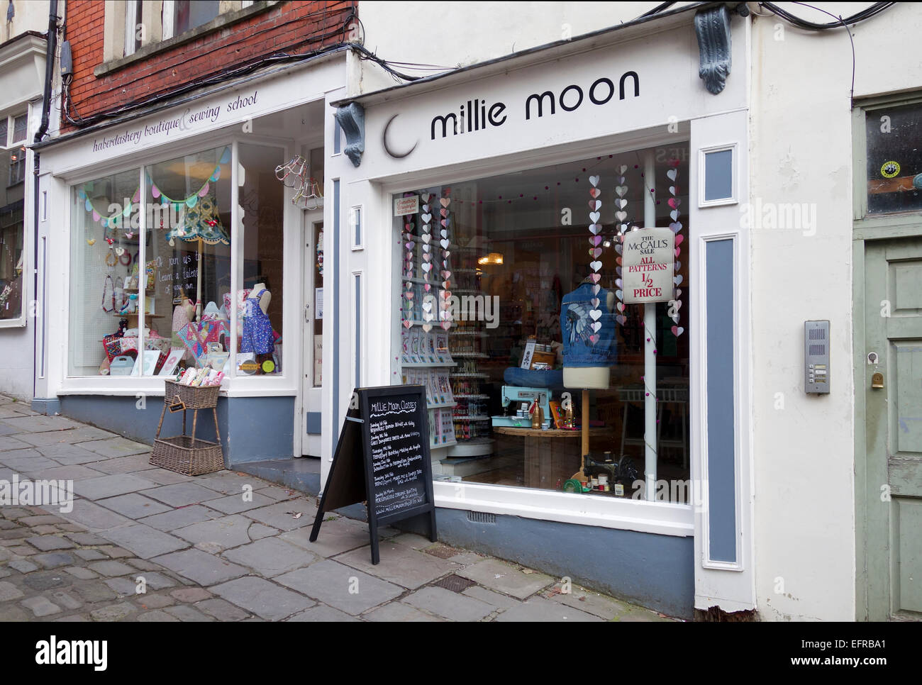 Negozi indipendenti a Catherine Hill, Frome, Somerset, Inghilterra, Regno Unito Foto Stock