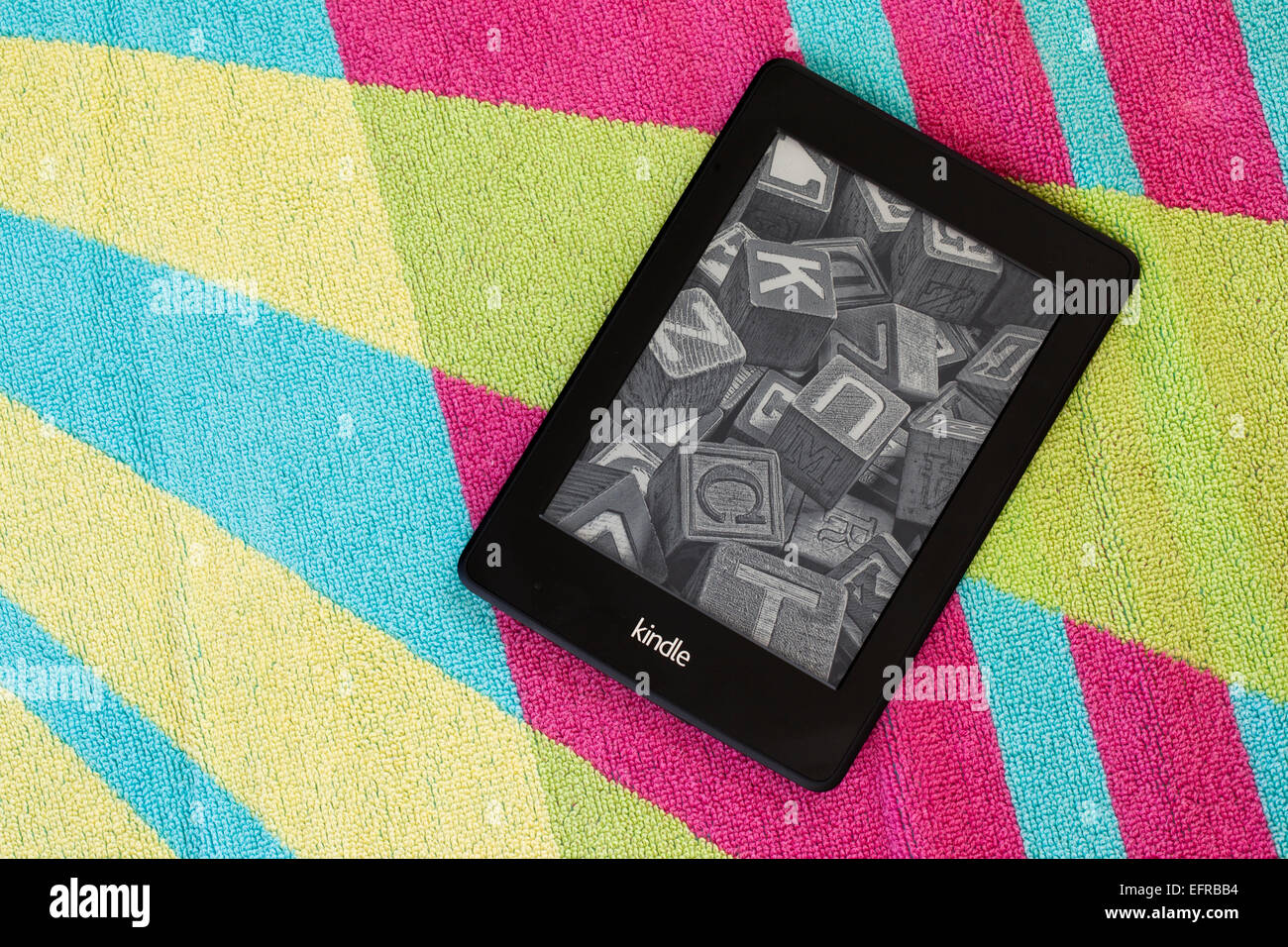 Kindle Paperwhite su un telo da spiaggia Foto Stock