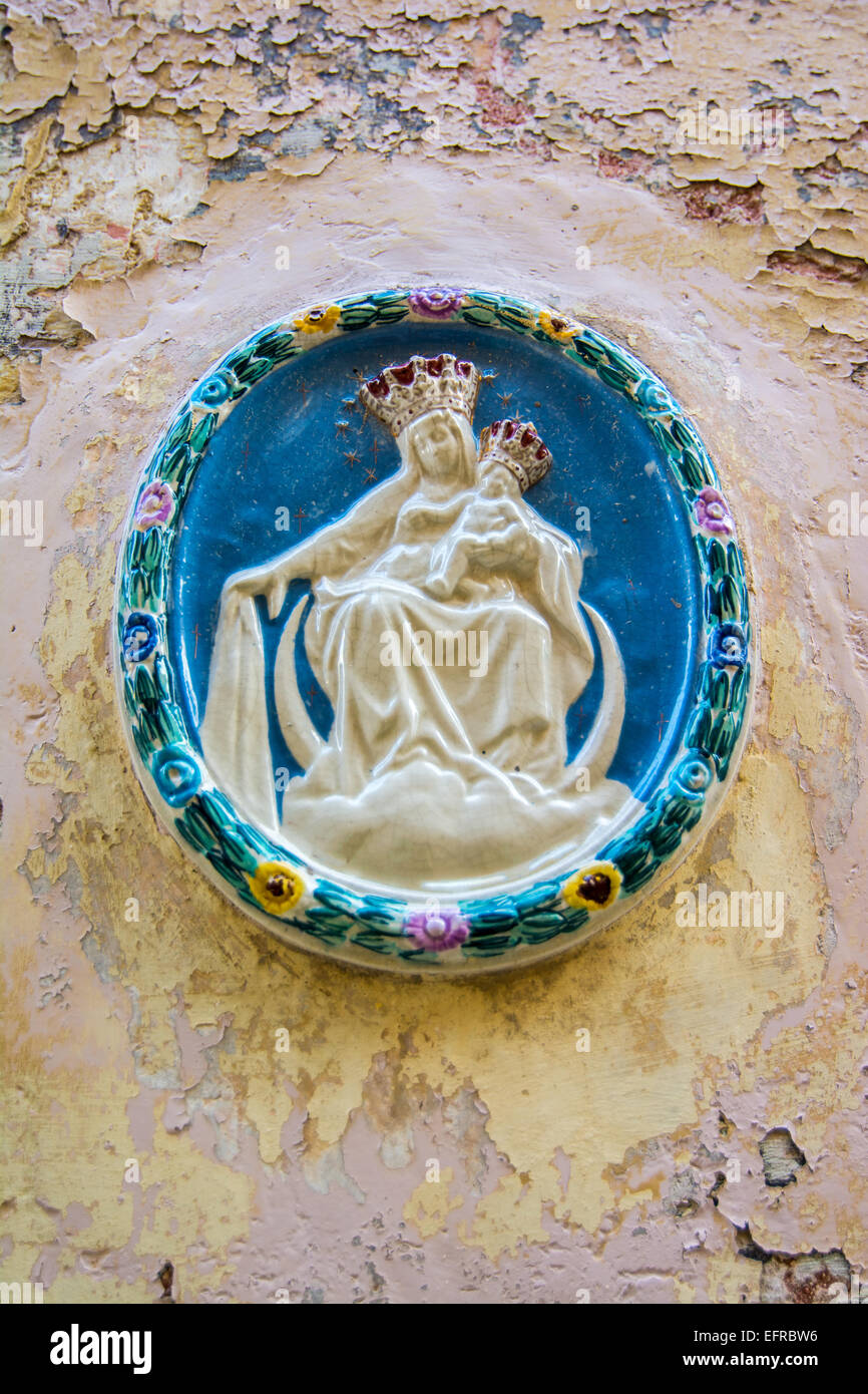 Decorazione religiosa, icona su una casa maltese di Mdina. Foto Stock