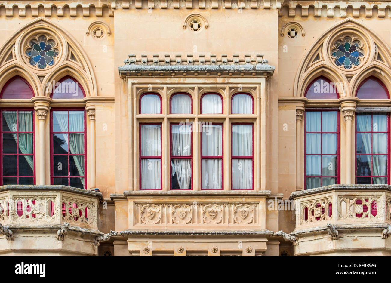 Dettagli architettonici di una bellissima classica architettura gotica su una casa nella città vecchia di Mdina a Malta a Piazza San il nottolino di arresto Foto Stock