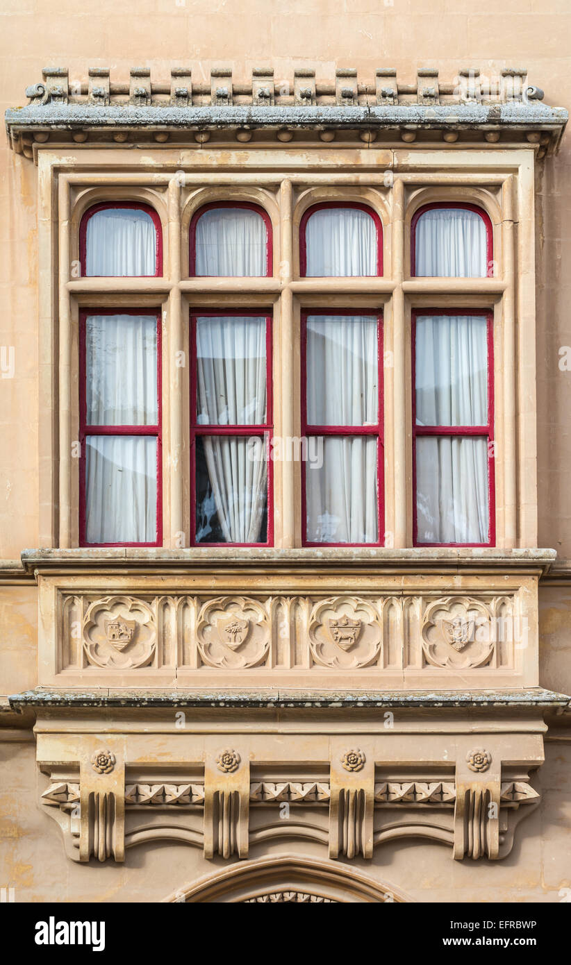 Dettagli architettonici di una bellissima classica architettura gotica su una casa nella città vecchia di Mdina a Malta a Piazza San arpione. Foto Stock