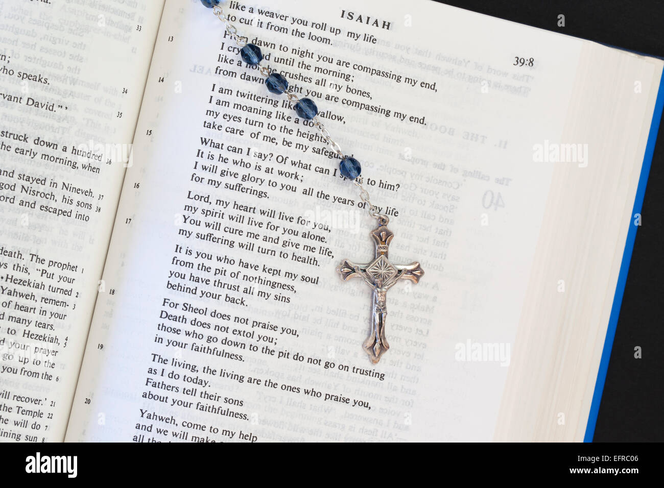 Primo piano di Rosary Beads su una Bibbia aperta Foto Stock