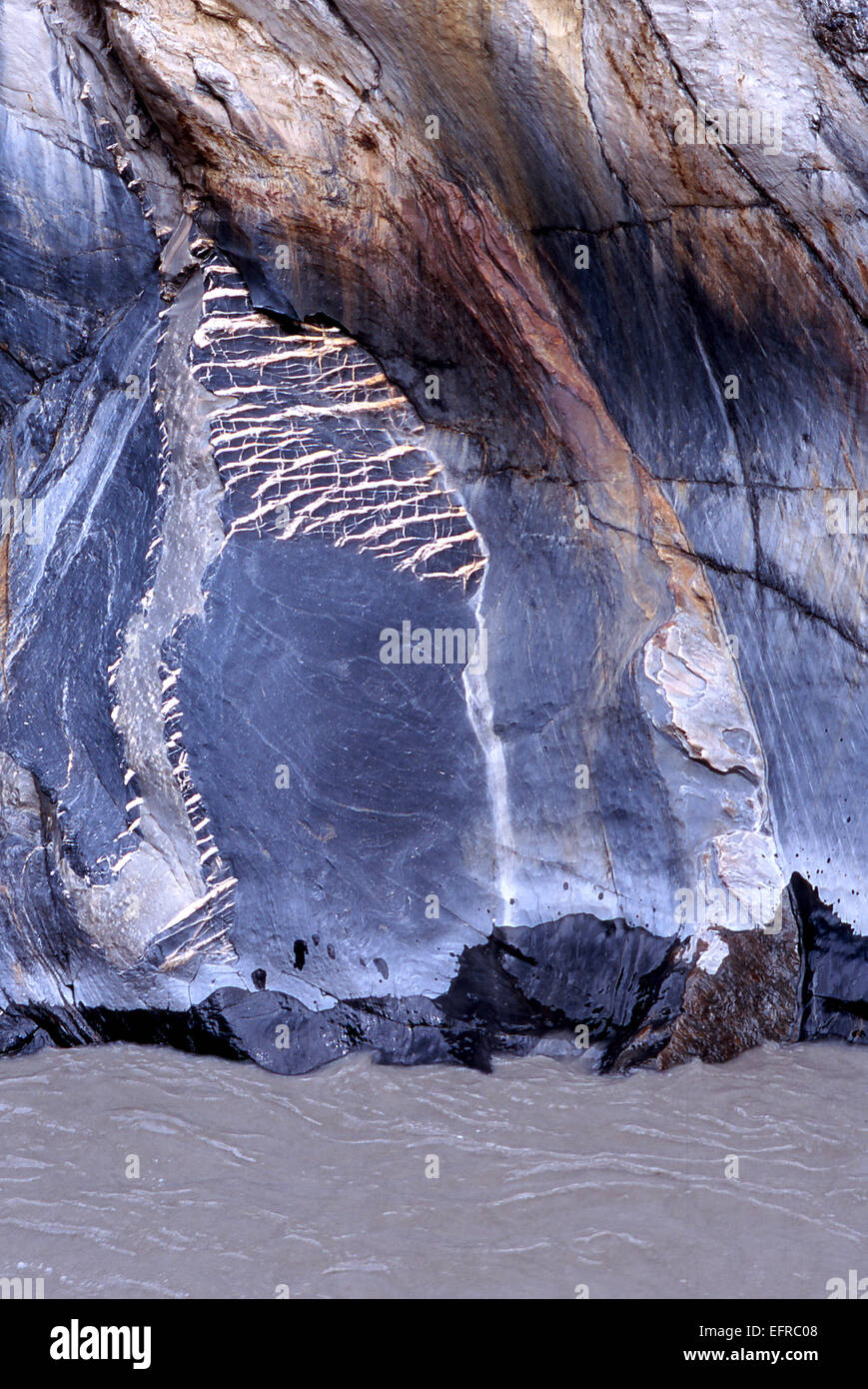 Incredibile formazione di roccia, che conducono giù al fiume Foto Stock