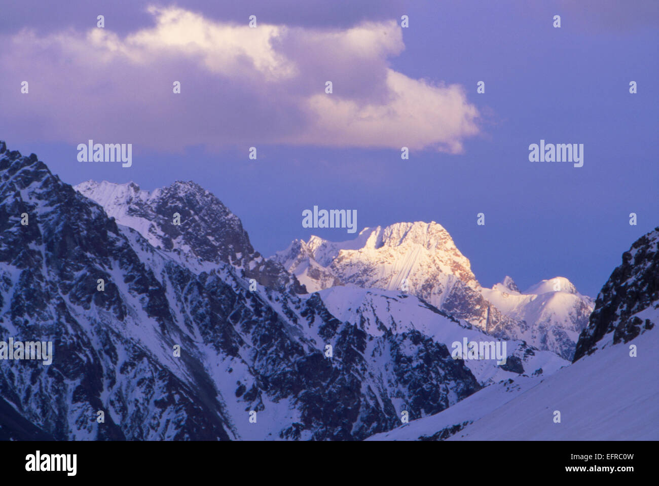 Bella luce illuminando 6000m+ picco in Pakistan area nord Foto Stock