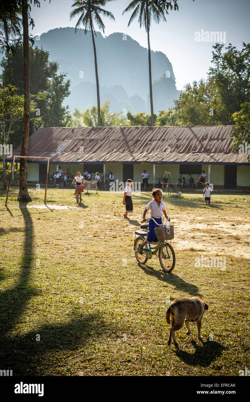 Scuola di equitazione per bambini una bicicletta, Vang Vieng, Laos. Foto Stock